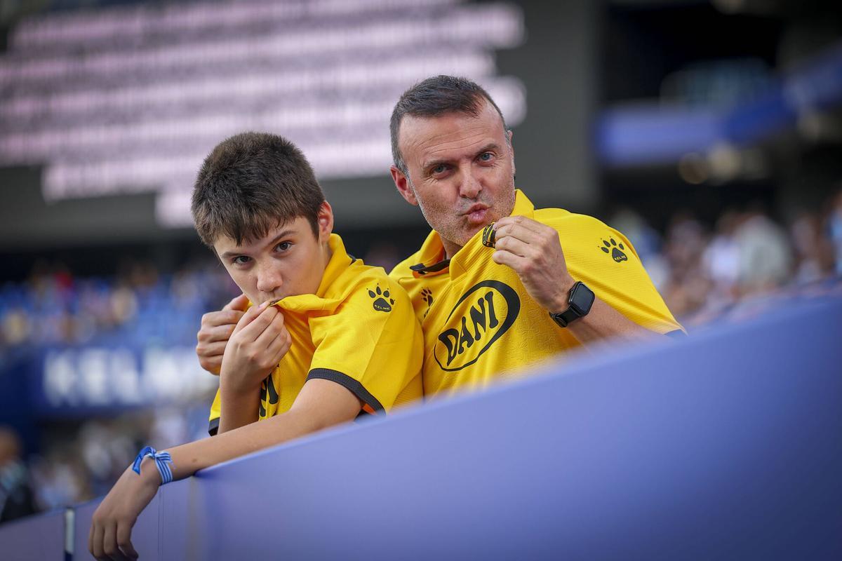 Aficionados del Espanyol con la camiseta conmemorativa del 125 aniversario.