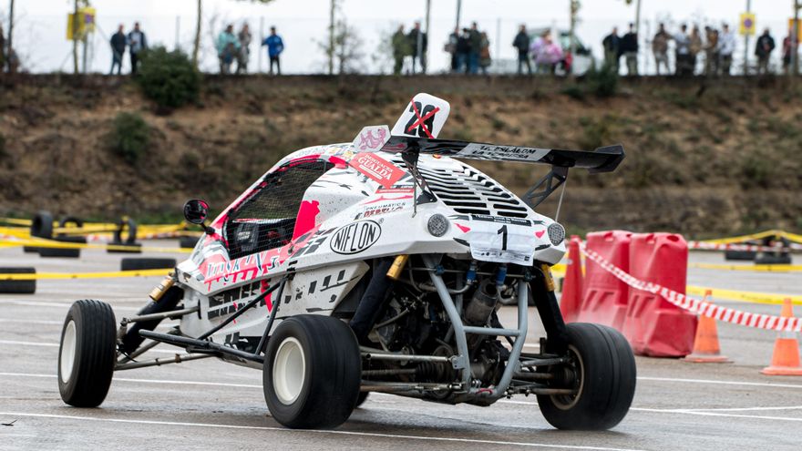 El Clàssic Motor Club del Bages munta un eslàlom per obrir-se a nous públics