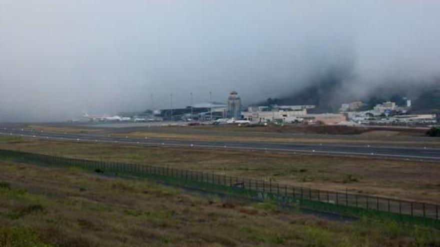 Tenerife El mal temps obliga a tancar els dos aeroports de l&#039;illa