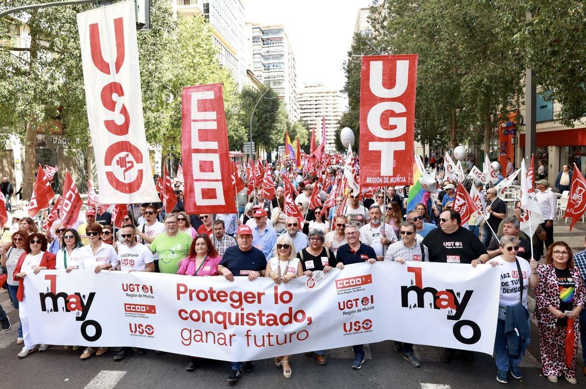 Manifestación del 1 de mayo a su paso por la Gran Vía de Murcia.