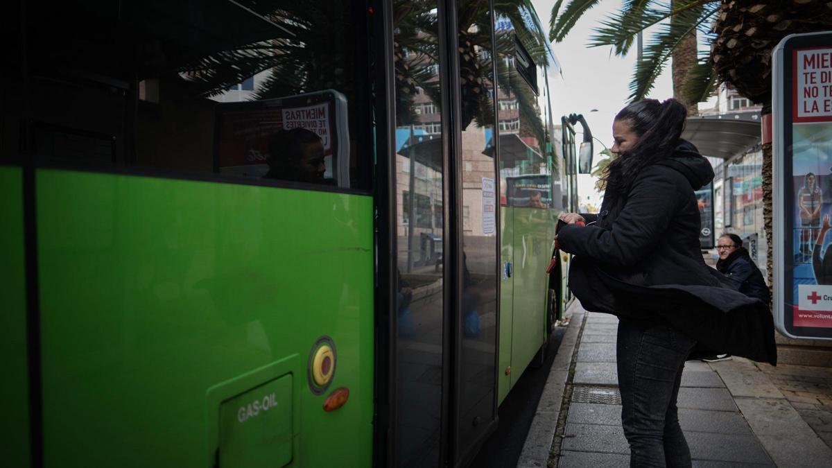 Una de las paradas de guagua con la que cuenta Santa Cruz.