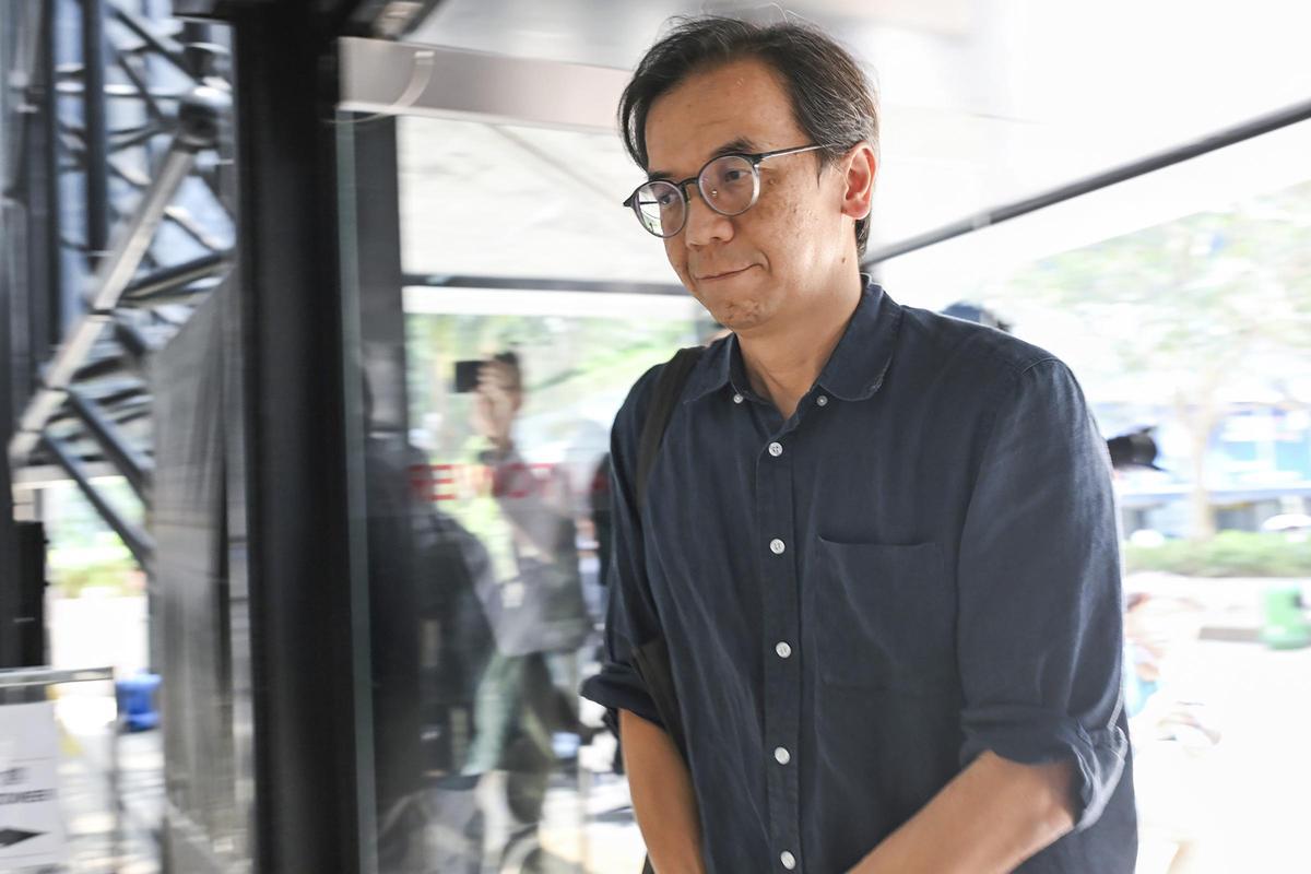 El exdirector de 'Stand News' Chung Pui-kuen, a su llegada al tribunal, este jueves en Hong Kong.