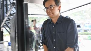 El exdirector de Stand News Chung Pui-kuen, a su llegada al tribunal, este jueves en Hong Kong.