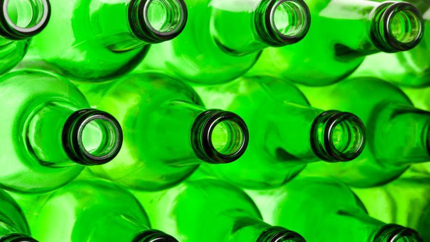 La retirada afecta a botellas de vidrio de 33 centilitros.