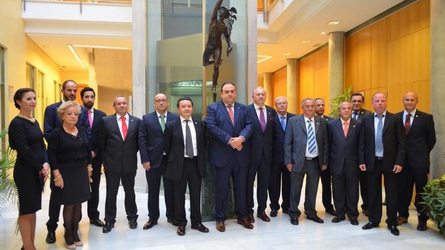 Foto de familia de todos los galardonados por la Cámara Oficial de Comercio e Industria de Lorca