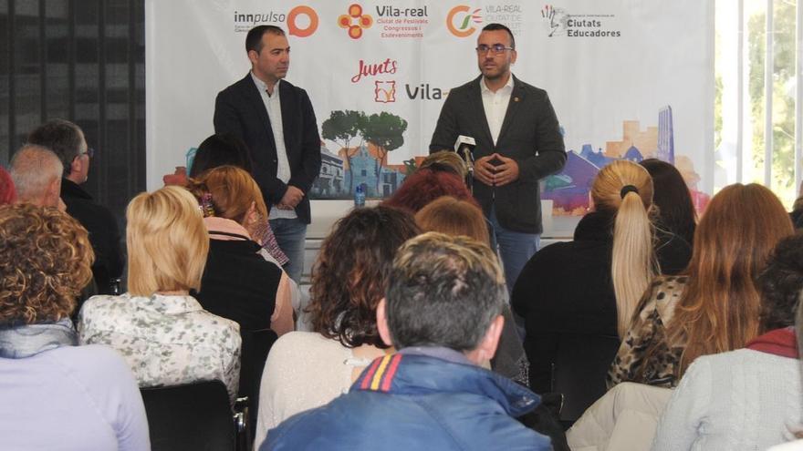 El nuevo edil de Servicios Públicos, Xus Madrigal (a la izquierda), junto al alcalde de Vila-real, José Benlloch, en una de las actividades del área de Economía, de la que también es concejal.