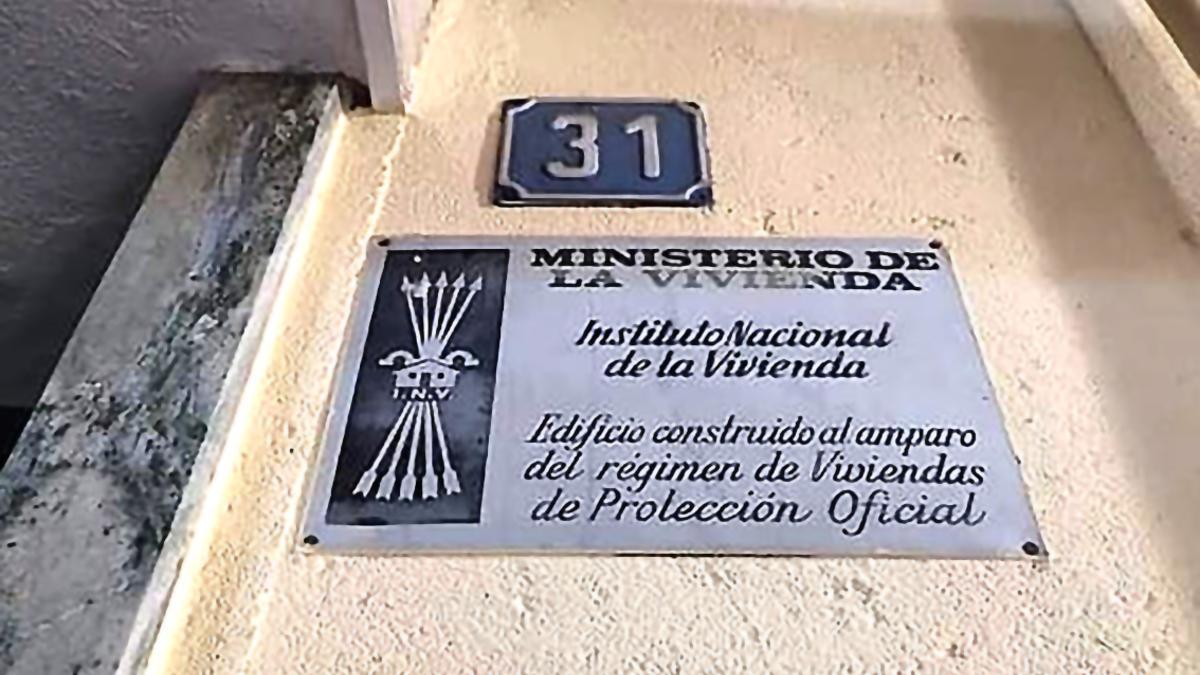 Una placa del Ministerio de Vivienda con el yugo y las flechas.
