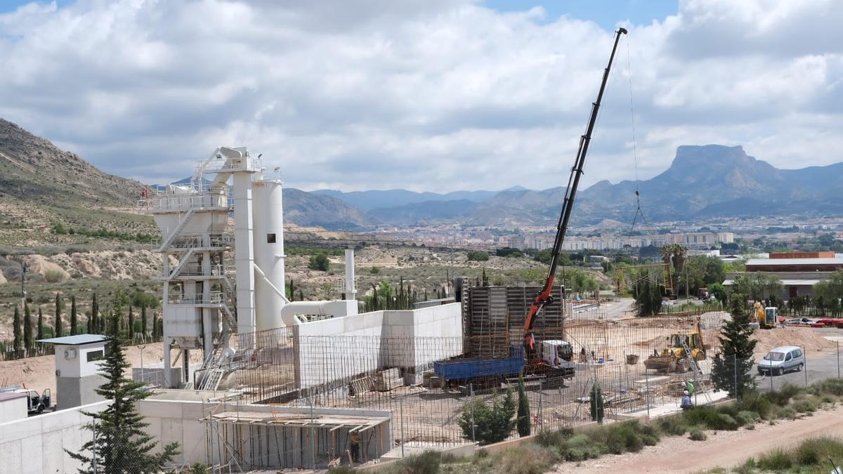 La planta asfáltica de Elda durante el proceso de construcción.