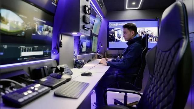 Un trabajador aplica soluciones de Inteligencia Artificial.