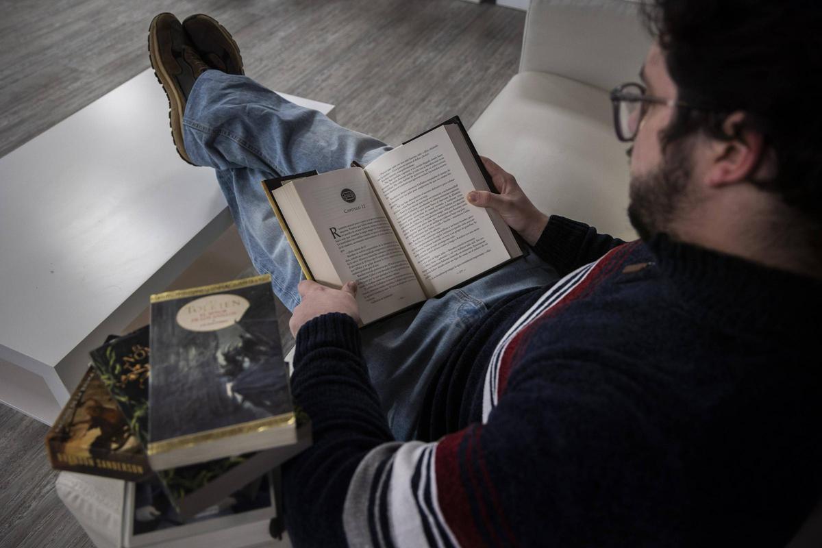 Andreu Vicedo, leyendo uno de los libros de Sanderson.