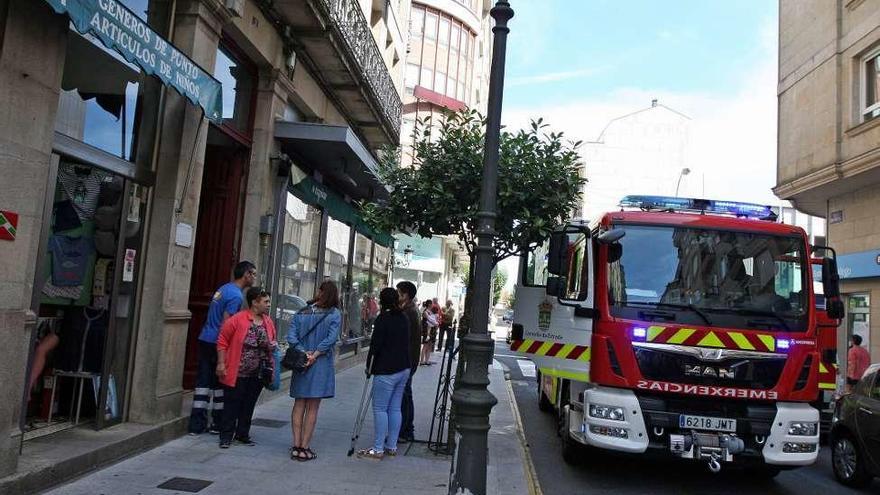 La bomba urbana ligera de Emerxencias ante el inmueble inspeccionado.//Bernabé / C.M.V.