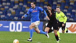 Fabián Ruiz en una acción de partido contra la Real Sociedad en Europa League