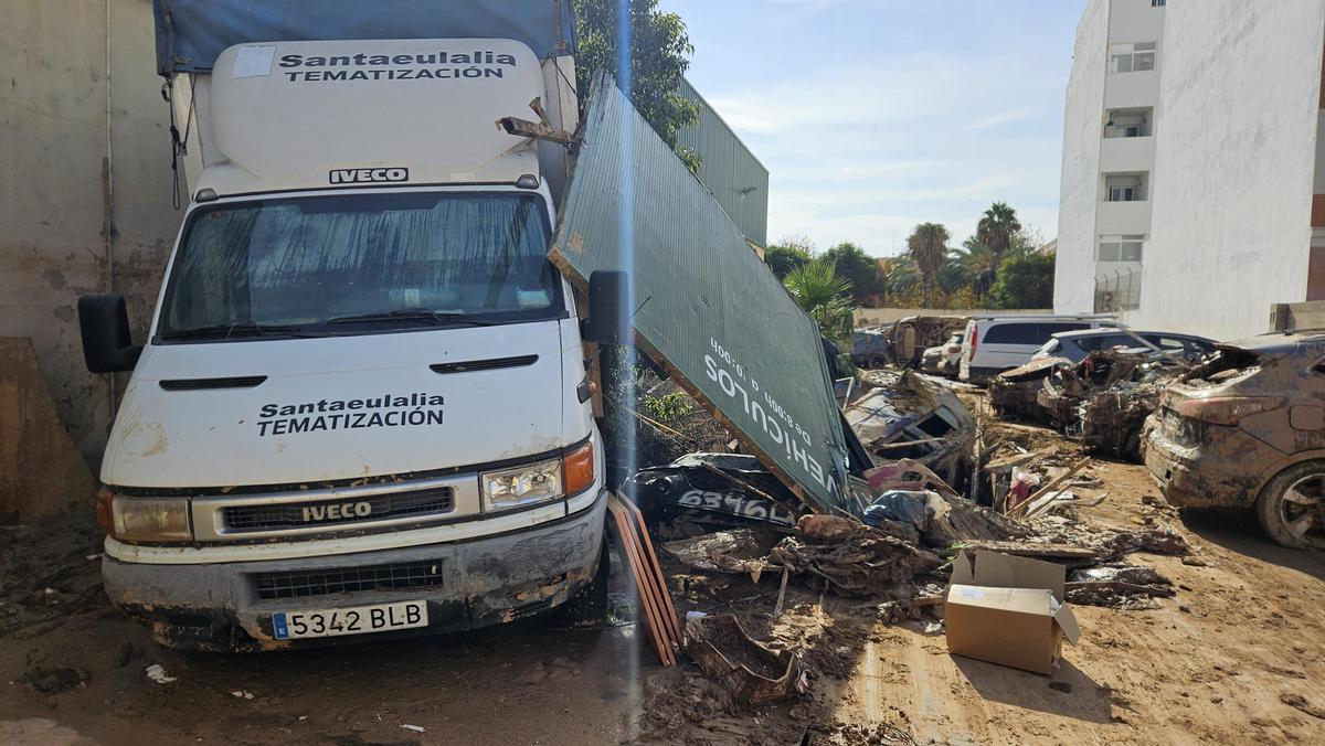 El camión de Pedro Santaeulalia, arrinconado entre otros vehículos destrozados
