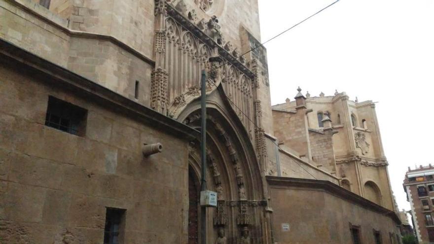 El Ayuntamiento será denunciado si no retira postes eléctricos de la Catedral