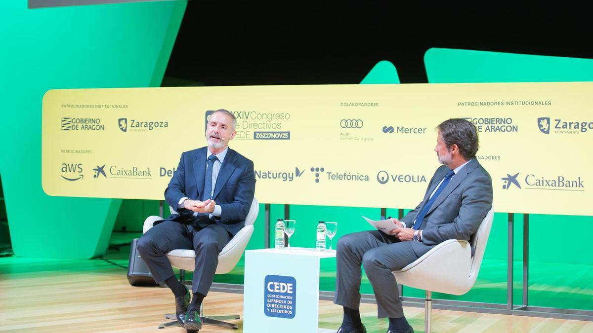 El presidente ejecutivo de Telefonica, Marc Murtra, conversa con Juanjo Cano, presidente de KPMG España.