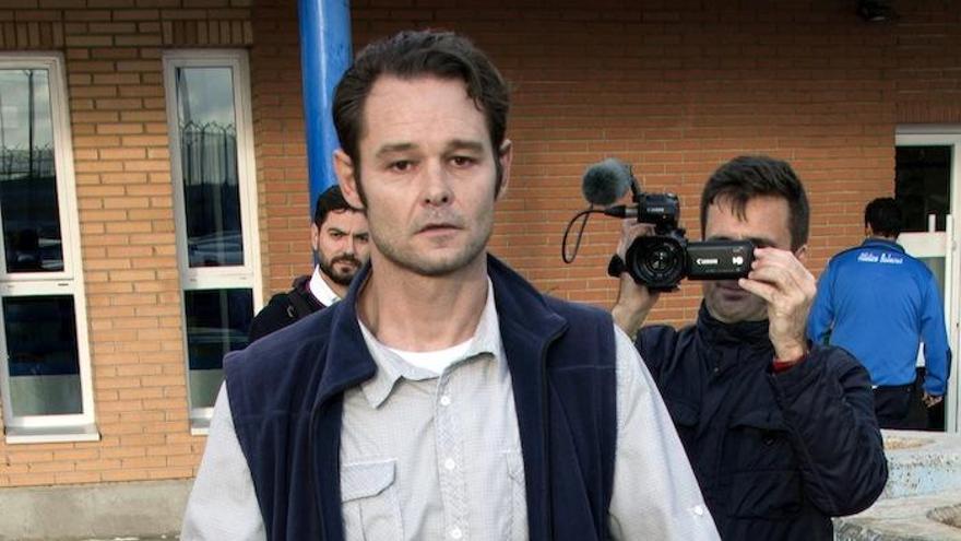 El ciudadano holandés Romano Liberto Van Der Dussen,d., encarcelado desde hace doce años, ha abandonado hoy la prisión de Palma para ser puesto en libertad, un día después de que el Supremo anulara la pena de seis años por una de las tres agresiones sexuales por las fue condenado.