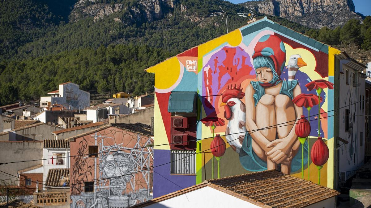 Vista general de Fanzara y sus muros pintados.