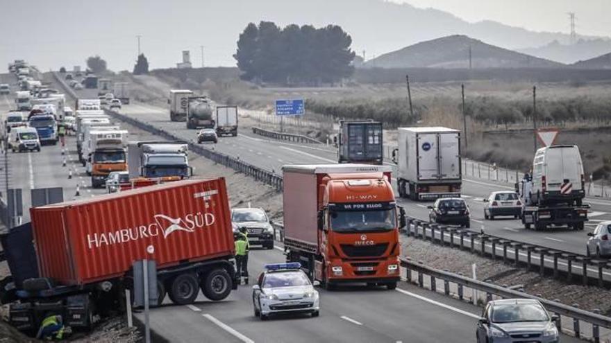 La autovía de Madrid registra una media de un accidente a la semana, lo que además de causar daños personales y materiales produce importantes atascos y retrasos.