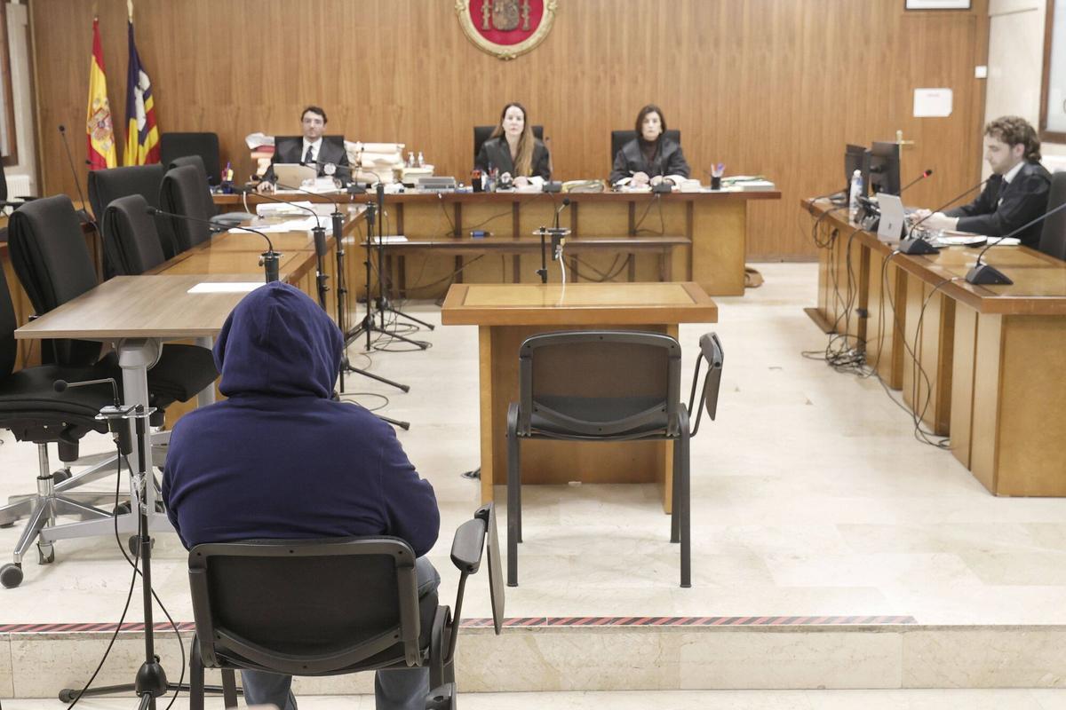 El acusado, hoy en el juicio que se celebra a puerta cerrada en la Audiencia Provincial.