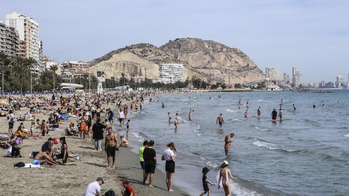 Bañistas en la playa del Postiguet en pleno mes de febrero por las anómalas temperaturas de este invierno.