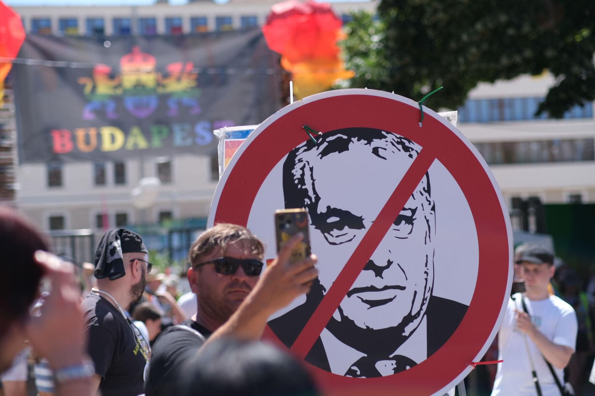 La marcha del Orgullo LGTBIQ+ se celebra este sábado en Budapest (Hungría) en medio de la controversia por haber sido prohibida por Gobierno del primer ministro Viktor Orbán y con el apoyo de numerosos políticos de centro izquierda europeos, incluyendo varios ministros españoles. EFE/ Luis Lidón