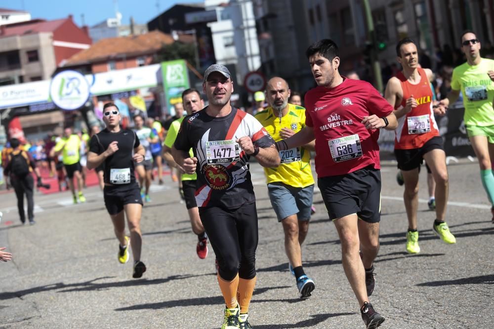 Más de dos mil deportistas corrieron esta mañana en la prueba que discurría por el centro de la ciudad del Louro