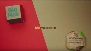 La cadena Burger King llança una proposta a McDonald’s, el ’McWhopper’.