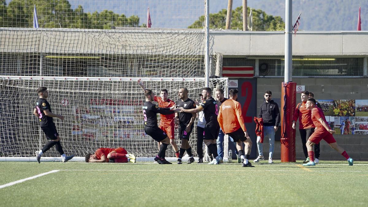 Amantini (16) amb Soufian a terra a l'inici de la baralla