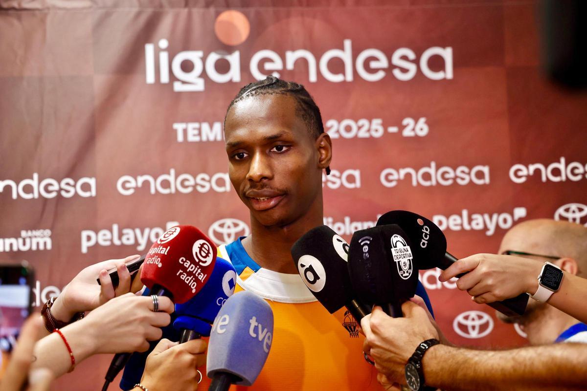 Brancou Badio atiende a la prensa antes del segundo partido de la final de Liga.