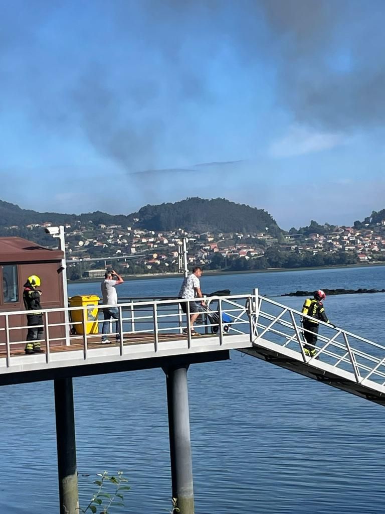 Una columna de humo se levanta en la ría de Vigo: arde una embarcación en San Adrián de Cobres