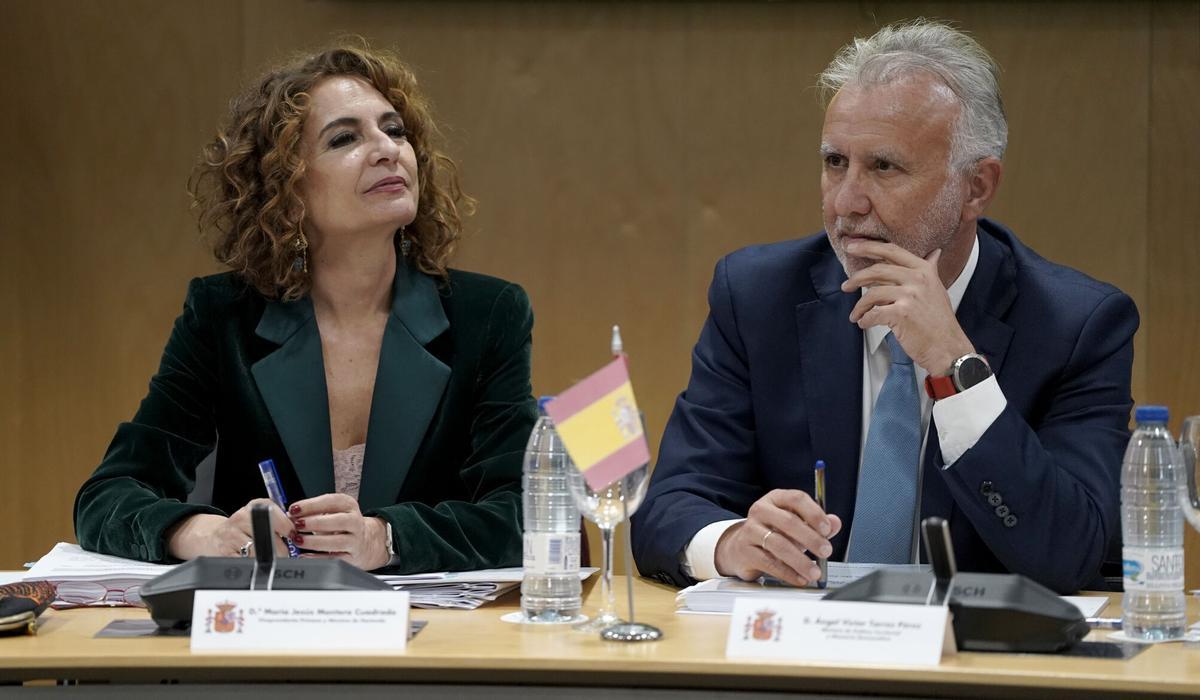 La vicepresidenta primera y ministra de Hacienda, María Jesús Montero, y el ministro de Política Territorial, Ángel Víctor Torres, al inicio del Consejo de Política Fiscal y Financiera este miércoles.