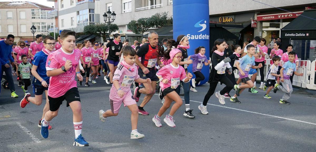 Niños y niñas participantes ayer en esta carrera solidaria por las calles de A Valenzá. | IÑAKI OSORIO