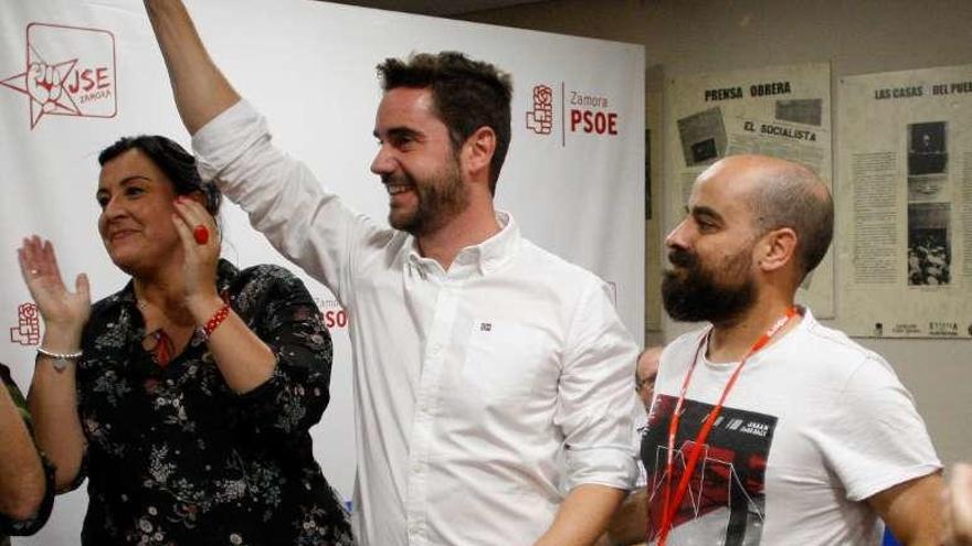 Fagúndez celebra su triunfo con Ana Sánchez y Eduardo Folgado.