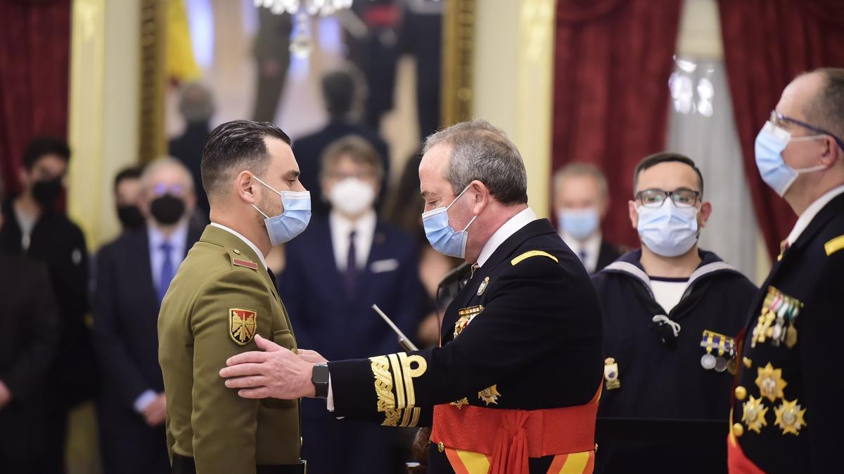 El Almirante Juan Luis Sobrino haciendo entrega de las condecoraciones en la Pascua Militar, hoy.