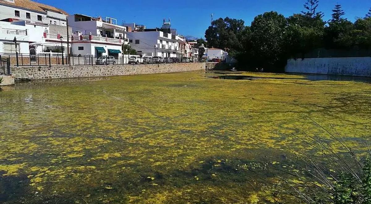 Viviendas en El Salto del Agua, junto al emblemático pantanillo de San Pedro antes de su saneamiento.