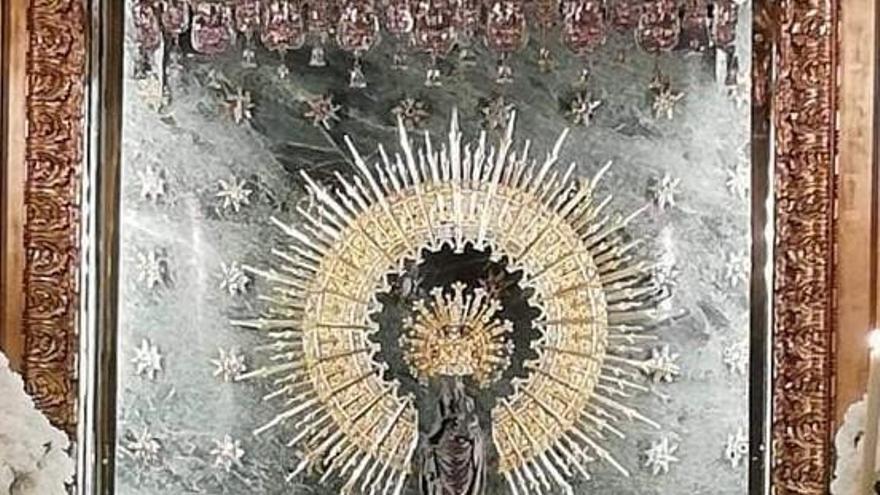 La Virgen del Pilar luce el manto de Falange durante dos horas