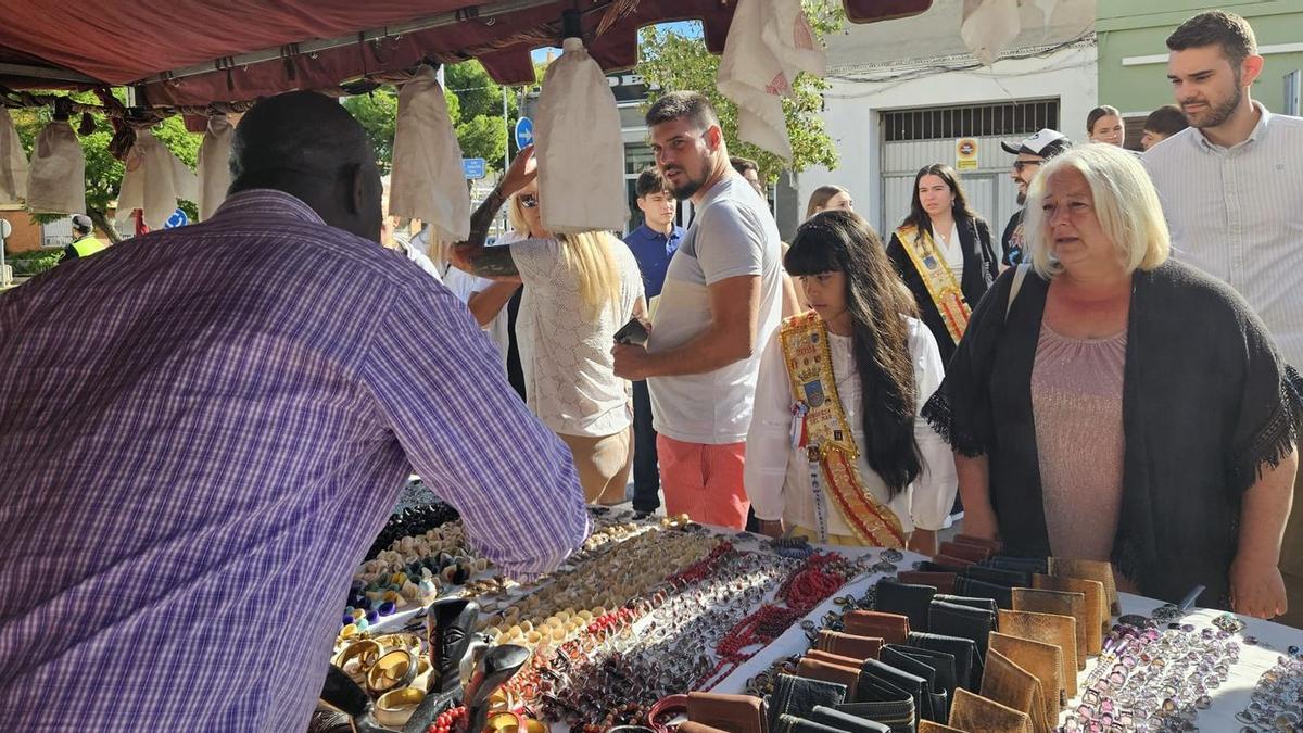 La alcaldesa de Orpesa, Araceli de Moya, inauguró la feria medieval junto a las festeras.