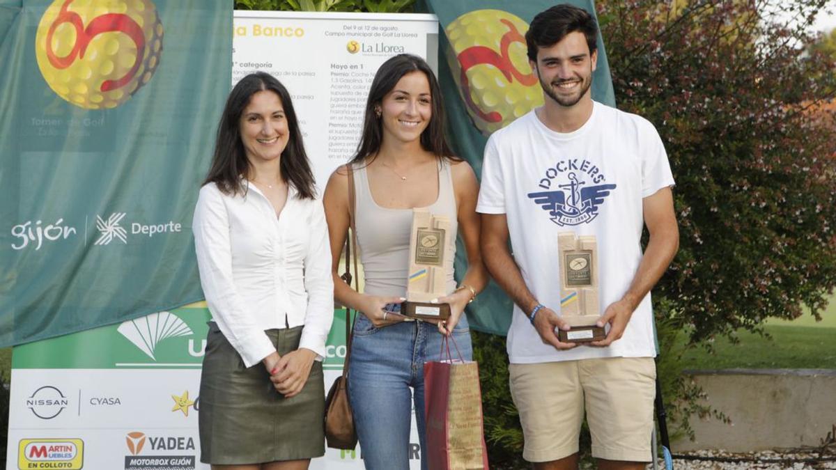 GANADORES PRIMERA CATEGORÍA. Aida Nuño, a la izquierda, tras entregar los premios a Elena Arias Quirós y Javier Neira García. | F. R.