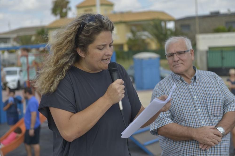 Protesta ante un Mar Menor que amanece cubierto de espuma