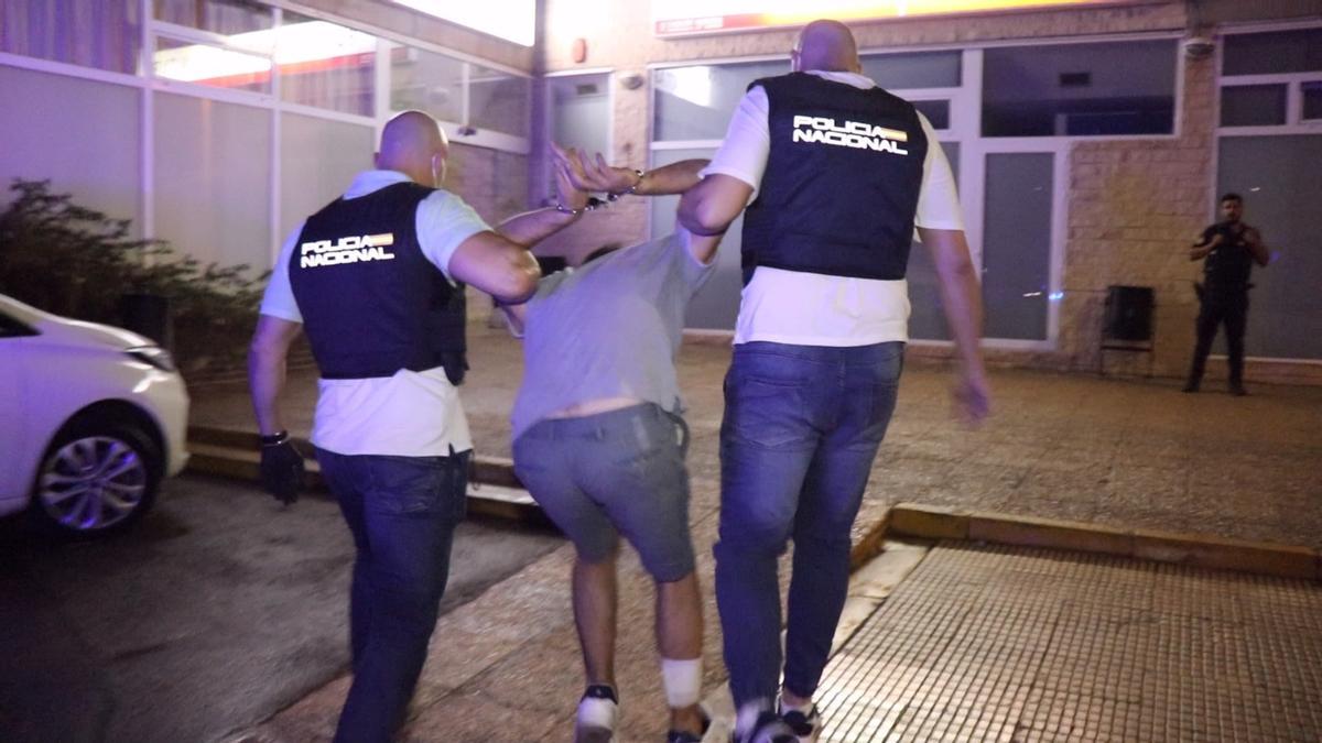 Dos policías nacionales trasladan al detenido en Alicante que escaló nueve pisos.