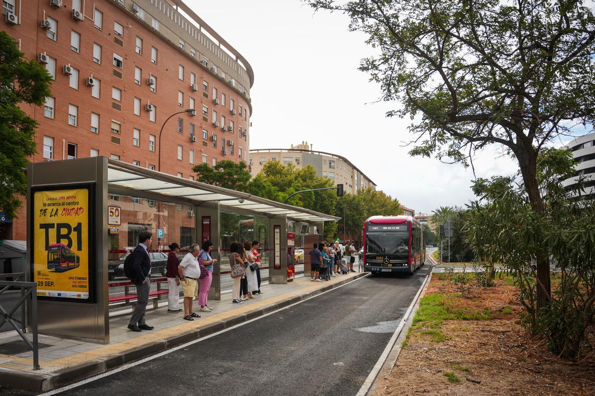 Imagen de recurso del bus de tránsito rápido (BTR) o tranvibús a su paso por Sevilla Este.