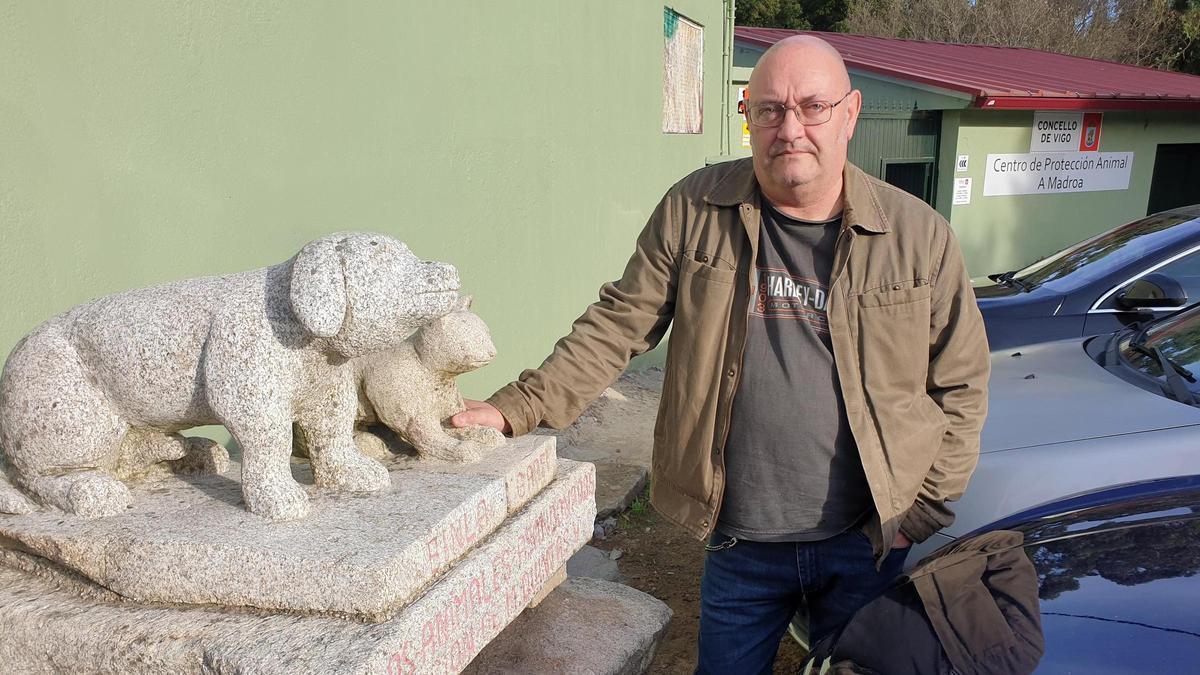 Andrés León, presidente de la protectora, frente al refugio