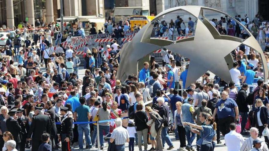 Aficionados se reúnen ayer en la Piazza del Duomo de Milán.