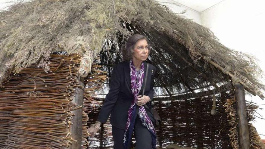 La reina Sofía, en su visita al Centro de Arqueología Experimental (Carex) de Atapuerca.