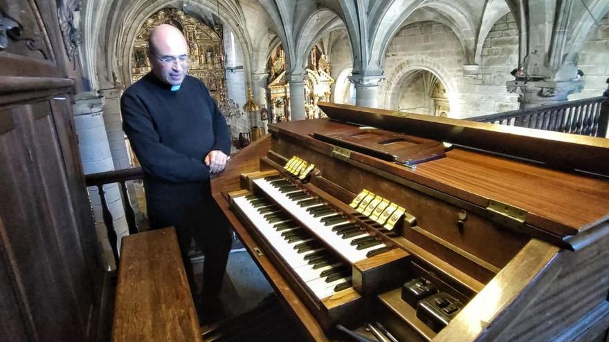 El párroco de Cangas, Santiago Pérez, al lado del órgano de la excolegiata.