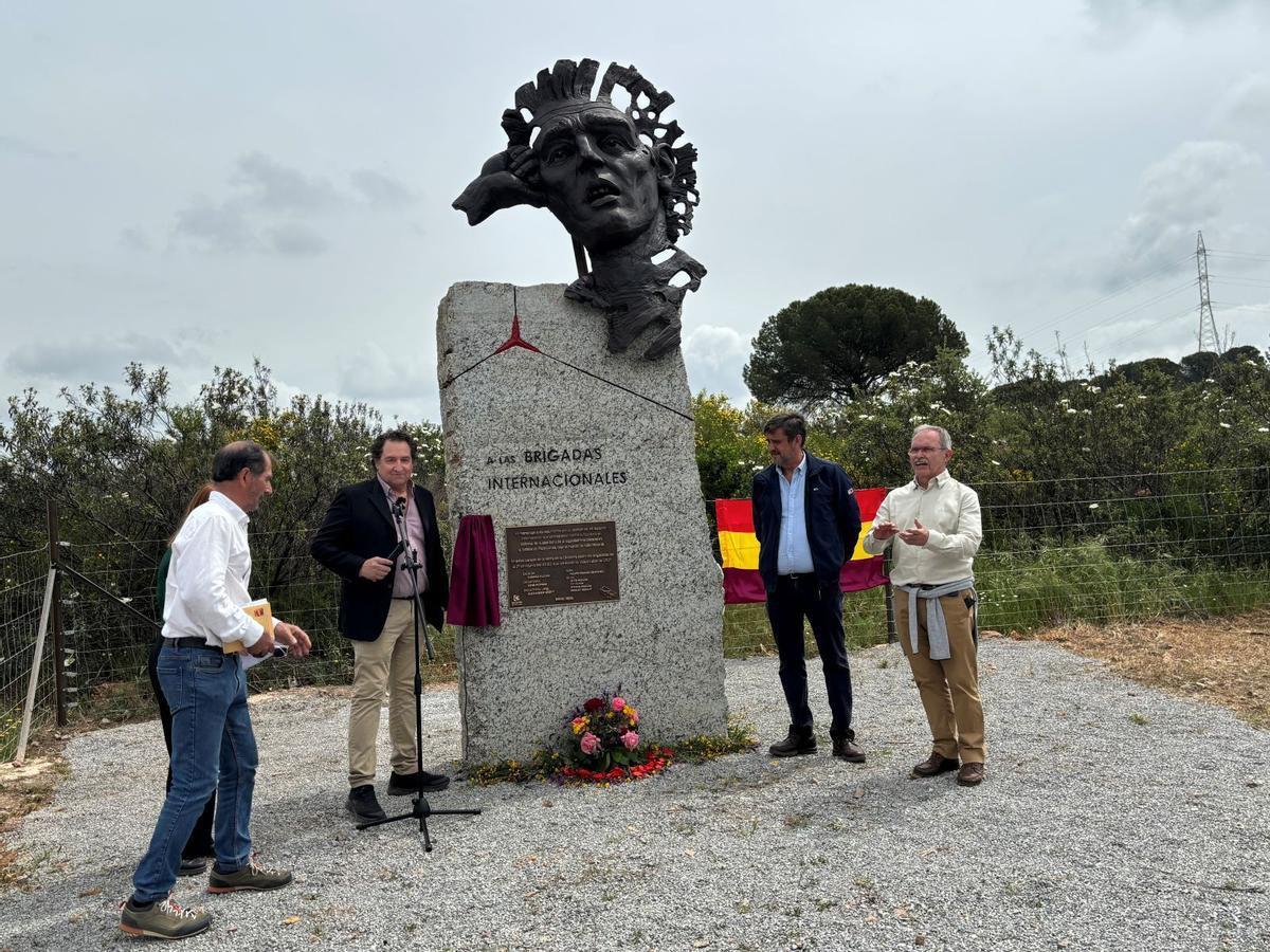 Inauguración de la escultura con la que se rinde homenaje a las Brigadas Internacionales.