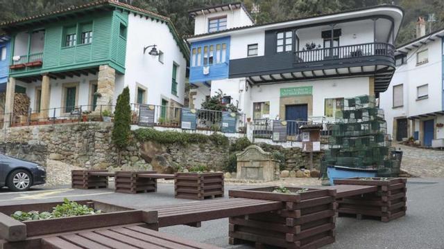 Uno de los contenedores de Second Life Coffee. Al lado, bancos y maceteros hechos de madera plástica Solteco en Tazones.