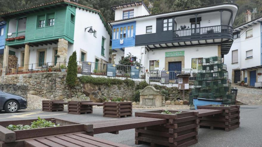 Uno de los contenedores de Second Life Coffee. Al lado, bancos y maceteros hechos de madera plástica Solteco en Tazones.