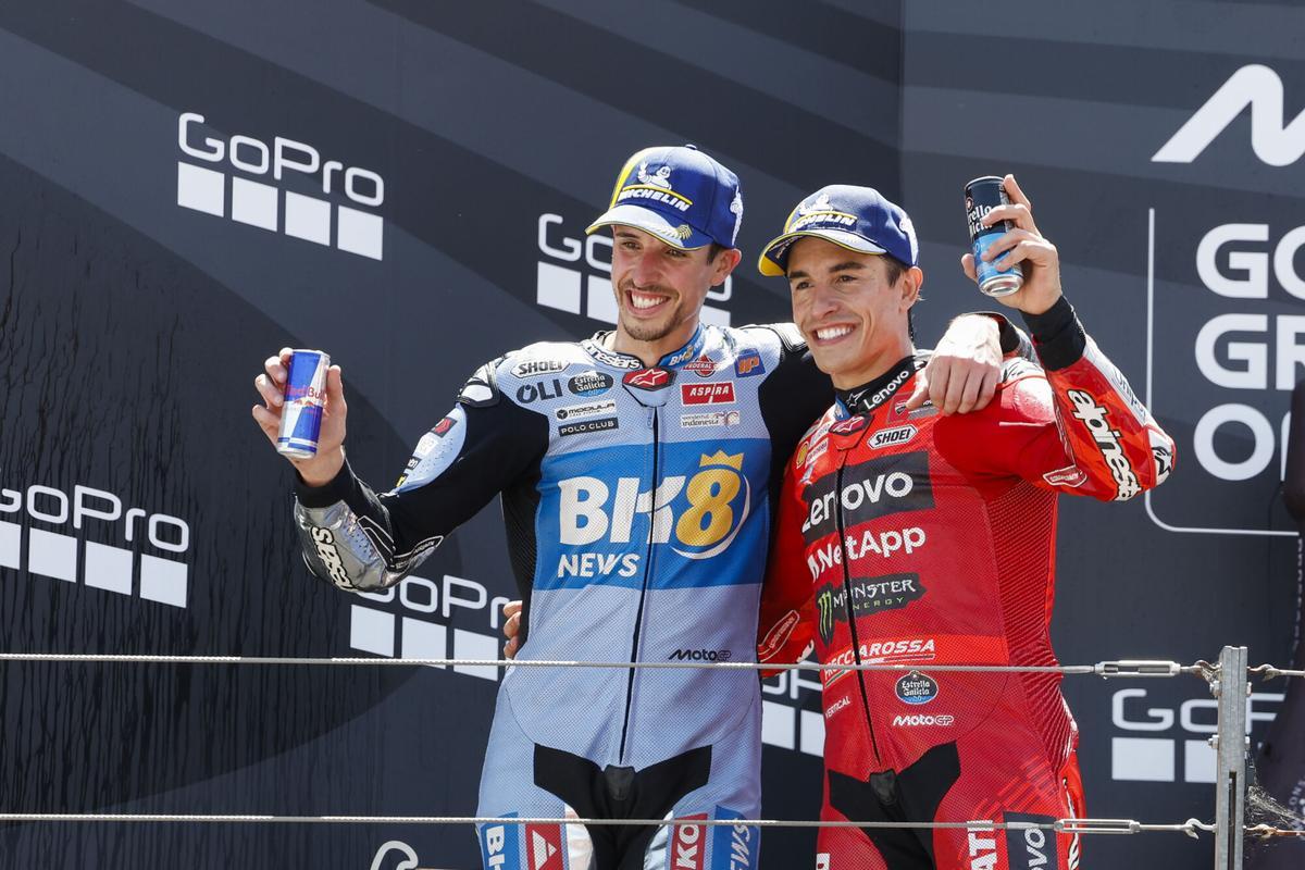 Álex y Marc Márquez en el podio del Gran Premio de Aragón de 2025