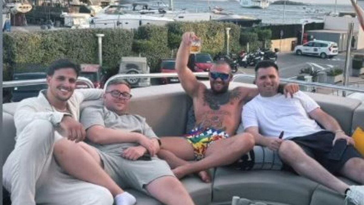 McGregor en Ibiza con unos amigos